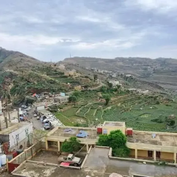 حملة اختطافات ومداهمات واعتقالات حوثية ومصادرة الأعلام الوطنية في حجة